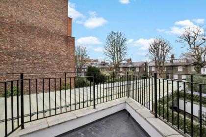 Stylish and Comfy 3-Bedroom Flat with Terrace - image 6