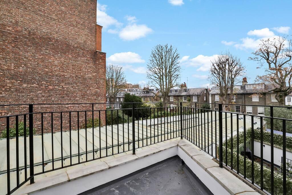 Stylish and Comfy 3-Bedroom Flat with Terrace - image 6