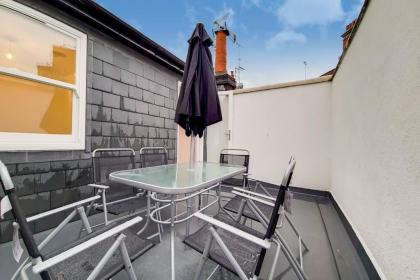 Stylish and Comfy 3-Bedroom Flat with Terrace - image 7