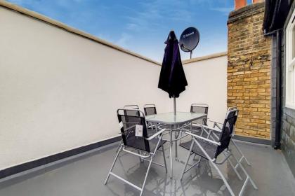 Stylish and Comfy 3-Bedroom Flat with Terrace - image 8