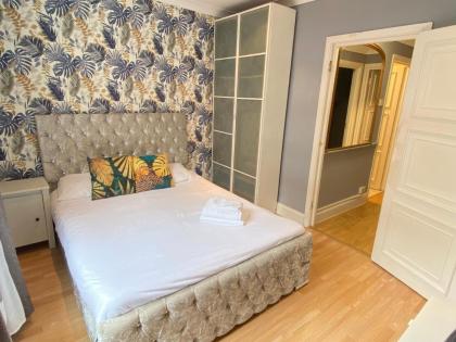 Impeccable 2-Bed Apartment in Central London - image 10