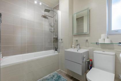 Inviting 2BD Flat 15 Minutes from Regents Park! - image 27
