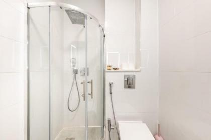 Super Deluxe 3 Bedroom Apartment - image 21