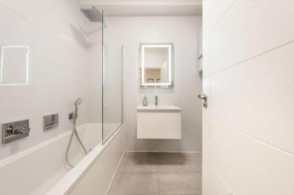 Super Deluxe 3 Bedroom Apartment - image 22