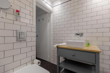 Trendy 2BD House 5 Mins from Willesden Junction! - image 11