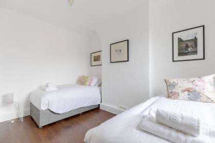 Trendy 2BD House 5 Mins from Willesden Junction! - image 22