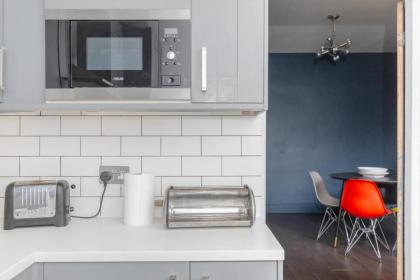 Trendy 2BD House 5 Mins from Willesden Junction! - image 27