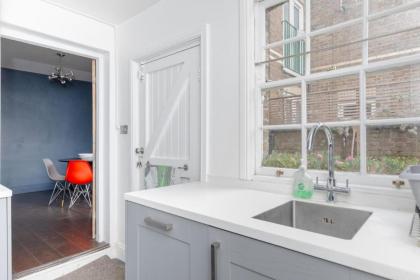 Trendy 2BD House 5 Mins from Willesden Junction! - image 28