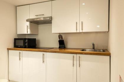 Deluxe Urban Retreat with City Views: Studio and One Bedroom Apartments near Camden by Sojo Stay - image 21