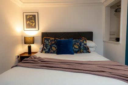 Deluxe Urban Retreat with City Views: Studio and One Bedroom Apartments near Camden by Sojo Stay - image 22