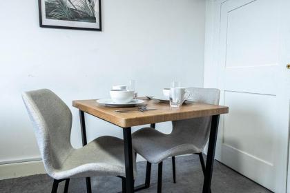 Deluxe Urban Retreat with City Views: Studio and One Bedroom Apartments near Camden by Sojo Stay - image 23