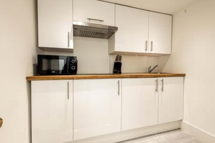 Deluxe Urban Retreat with City Views: Studio and One Bedroom Apartments near Camden by Sojo Stay - image 24
