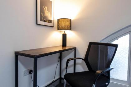 Deluxe Urban Retreat with City Views: Studio and One Bedroom Apartments near Camden by Sojo Stay - image 25