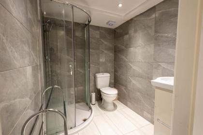 Deluxe Urban Retreat with City Views: Studio and One Bedroom Apartments near Camden by Sojo Stay - image 26