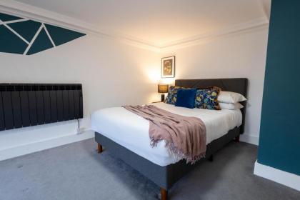 Deluxe Urban Retreat with City Views: Studio and One Bedroom Apartments near Camden by Sojo Stay - image 27