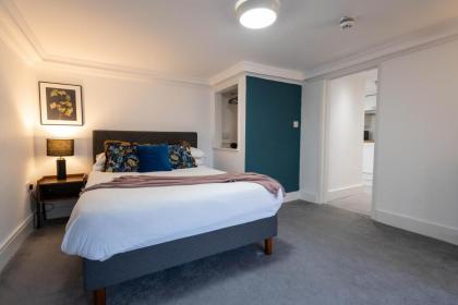 Deluxe Urban Retreat with City Views: Studio and One Bedroom Apartments near Camden by Sojo Stay - image 28