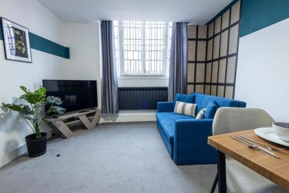 Deluxe Urban Retreat with City Views: Studio and One Bedroom Apartments near Camden by Sojo Stay - image 30