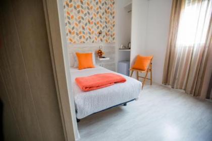 Hostal Adis - image 8