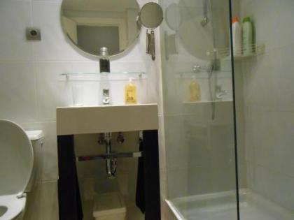 Madrid Studio Apartments - image 19