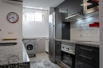 Comfortable 1 bed in Madrid w/ easy Airport access - image 8