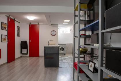 Comfortable 1 bed in Madrid w/ easy Airport access - image 9