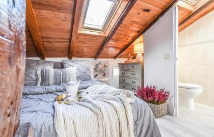 COZY AND REFORMED ATTIC PONZANO 3PAX