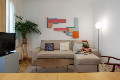 Cute 1 Bed flat with balcony 2mins to metro