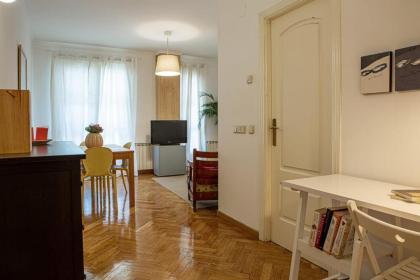 Cute 1 Bedroom Apartment with a balcony - image 18