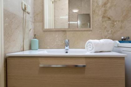 Cute 1 Bedroom Apartment with a balcony - image 20