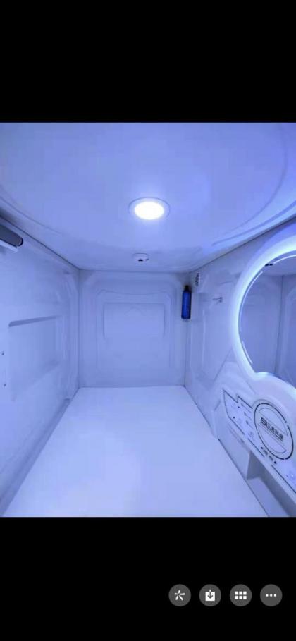 flor hostel capsules