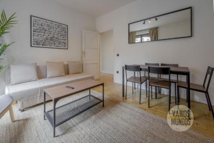 Amplio y Centrico Apt para 9pax en La Latina Madrid 