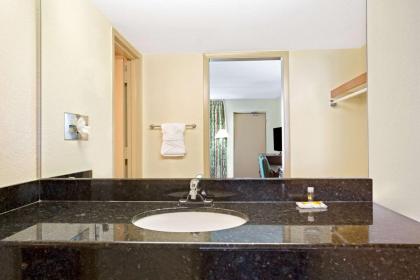 Days Inn by Wyndham Orlando Airport Florida Mall - image 10