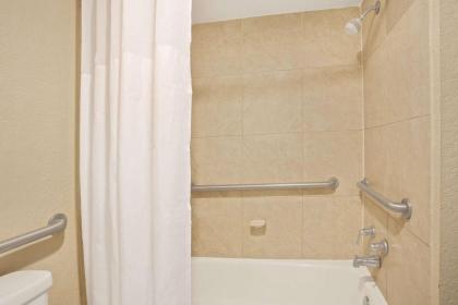 Days Inn by Wyndham Orlando Airport Florida Mall - image 8