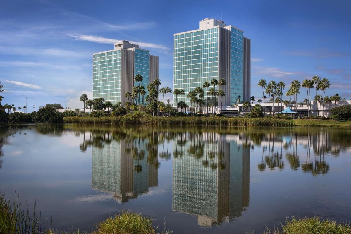 DoubleTree By Hilton Hotel At The Entrance To Universal - main image