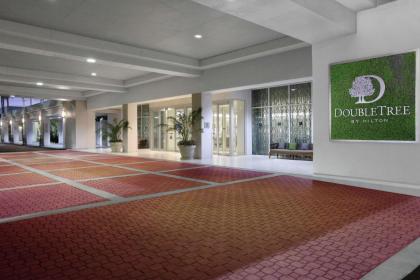 DoubleTree By Hilton Hotel At The Entrance To Universal - image 3
