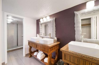 Clarion Inn & Suites Across From Universal Orlando Resort - image 14