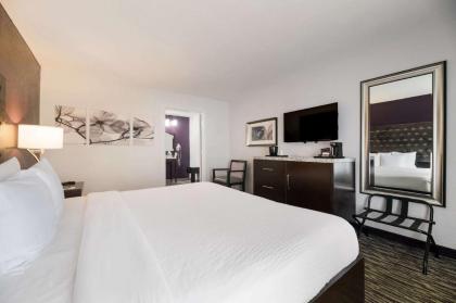 Clarion Inn & Suites Across From Universal Orlando Resort - image 16