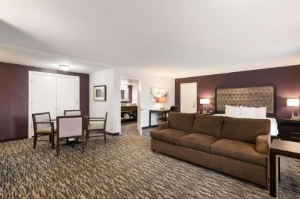 Clarion Inn & Suites Across From Universal Orlando Resort - image 19