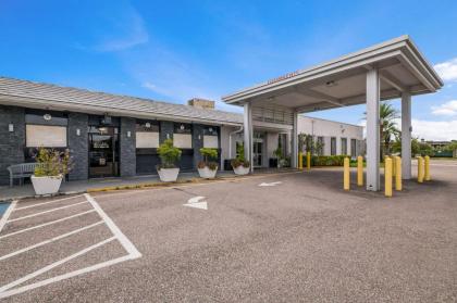 Clarion Inn & Suites Across From Universal Orlando Resort - image 2