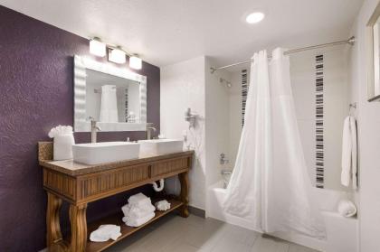 Clarion Inn & Suites Across From Universal Orlando Resort - image 20