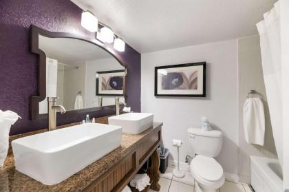 Clarion Inn & Suites Across From Universal Orlando Resort - image 28