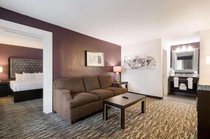 Clarion Inn & Suites Across From Universal Orlando Resort - image 29