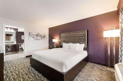 Clarion Inn & Suites Across From Universal Orlando Resort - image 6
