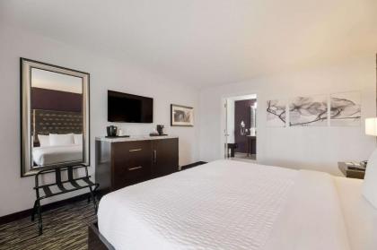 Clarion Inn & Suites Across From Universal Orlando Resort - image 7