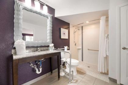 Clarion Inn & Suites Across From Universal Orlando Resort - image 9