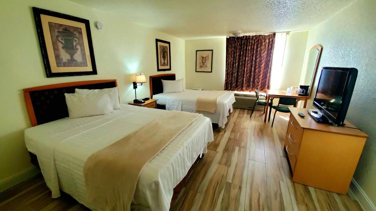 Monumental Movieland Hotel - image 4