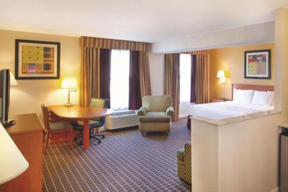 La Quinta Inn & Suites by Wyndham Orlando International Drive No - image 10