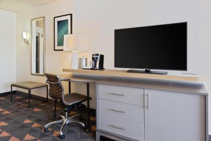 Holiday Inn & Suites Across From Universal Orlando - image 19