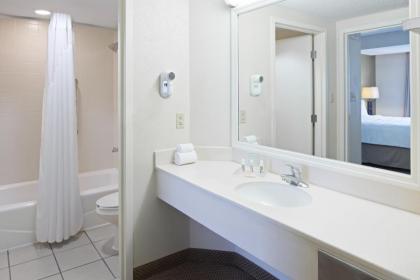 Holiday Inn & Suites Across From Universal Orlando - image 4
