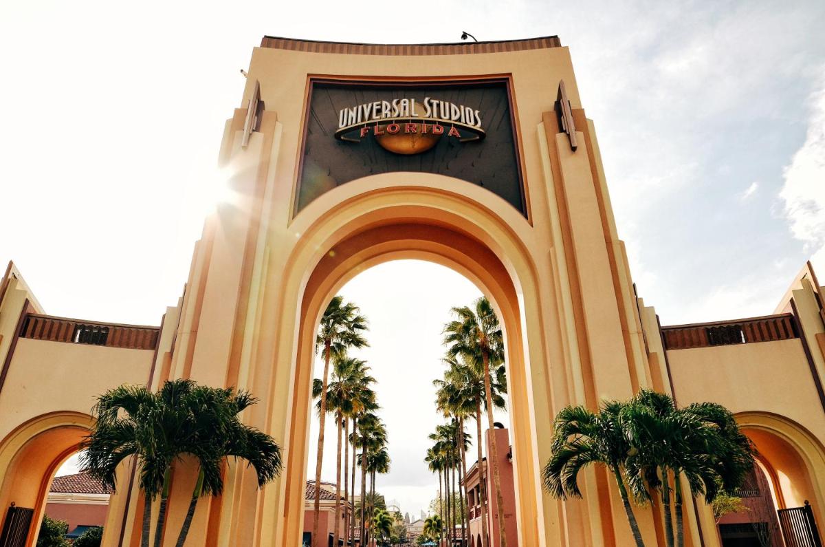 Holiday Inn & Suites Across From Universal Orlando - image 7